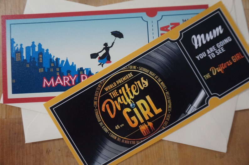 Puede incluir: Un boleto amarillo con texto negro que dice "The Drifters Girl" y "World Premiere" con una imagen en blanco y negro de un disco. El boleto es para un espect&aacute;culo llamado "The Drifters Girl" y dice "Mam&aacute;, vas a ver The Drifters Girl".