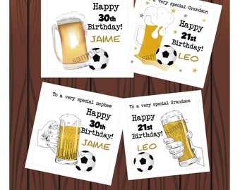 Puede incluir: Cuatro tarjetas blancas con texto negro e ilustraciones. Cada tarjeta tiene una jarra de cerveza y un balón de fútbol. El texto en las tarjetas dice "To a very special son Happy 30th Birthday! JAIME", "To a very special Grandson Happy 21st Birthday! LEO", "To a very special nephew Happy 30th Birthday! JAIME", y "To a very special Grandson Happy 21st Birthday! LEO".