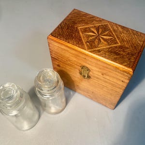 Doctor's Travel Apothecary Tiger Oak With 2 W.T.&Co.Medicine Bottles 1800s