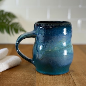 Mok, grote koffiekop, theekop, op wiel gegooid aardewerk, 23 oz. 1642