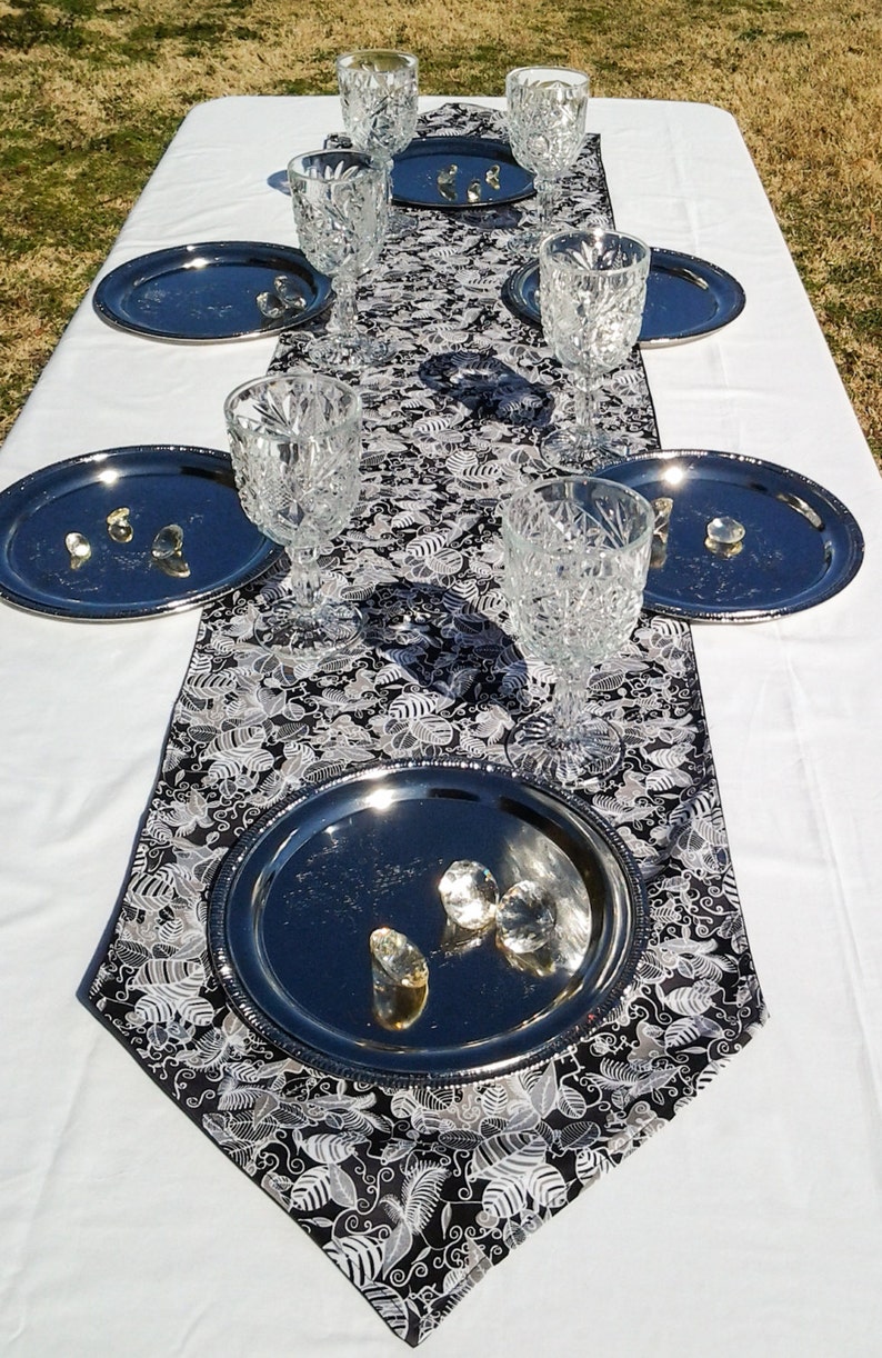 SALE Black and White Floral Print Table Runner, Reversible, 2to4 Seat