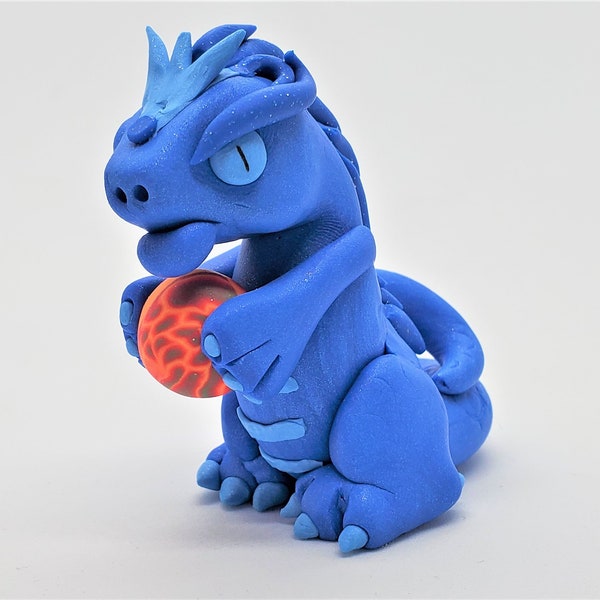 Blauer Drache mit Orange Ball; Handgemachte Polymer Clay blau Erdd; Polymer Clay Dragon; Fantasy-Drachen-Skulptur; Dragon Knick Knack; Spielerische