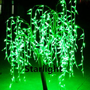 Puede incluir: Un árbol de sauce llorón verde con luces blancas enhebradas a través de sus ramas. El árbol está iluminado por la noche y las luces crean un efecto brillante. El texto "Starlight" es visible en la imagen.
