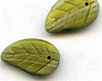 Op de afbeelding: Twee groene bladvormige kralen met een gat in het midden. De kralen zijn gemaakt van een doorschijnend materiaal met een getextureerd oppervlak.