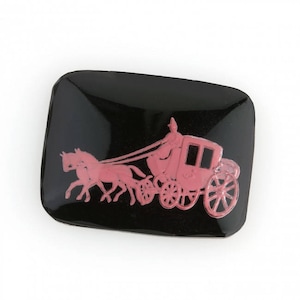 1950&#39;s Carriage & horse intaglio, 27x22mm, Pink on black. Pkg of 1. b5-331-1