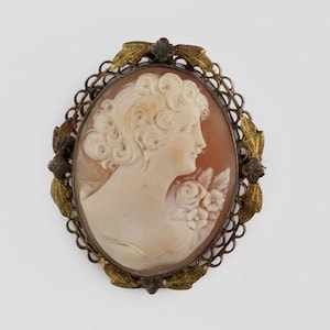 Edwardian Conch Shell Cameo of Victorian Woman in a gold washed filigree setting. pned483