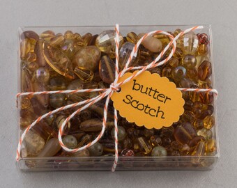 Vintage glaskralenmix van Butterscotch-kleurige kralen uit Europa, Japan en daarbuiten. Doos van 5 oz. b19-0112-Butterscotch