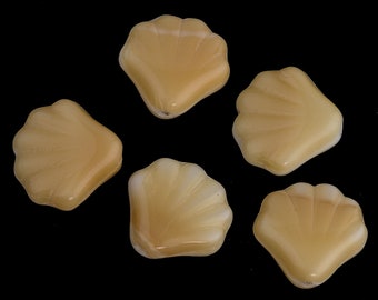 Czech Scallop Glass Shell Bead. 14mm. Pkg of 5. b11-yo-718