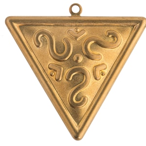 Op de afbeelding: Een gouden driehoekige hanger met een ingewikkeld ontwerp van draaiende lijnen en stippen.