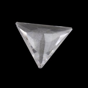 Puede incluir: Un cristal transparente triangular con un diseño facetado. El cristal es un elemento decorativo que se puede utilizar en una variedad de proyectos de artesanía y fabricación de joyas.