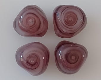 Oude Venetiaanse amethistkleurige glaskristallen, vervaardigd met behulp van lampwerktechniek. 12 x 15 mm. Verpakking van 2 stuks. b11-pp-0875