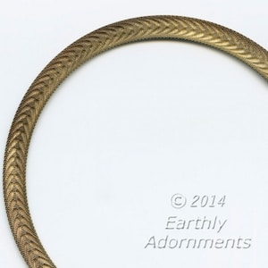 1950s embossed brass mesh flat chain. b12-chn679