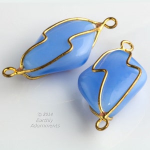 Piedra de cristal de ópalo azul calcedonia vintage, cableada con anillos tanto en la parte superior como en la inferior de 36x19 mm. 1 PC. b11-bl-2092