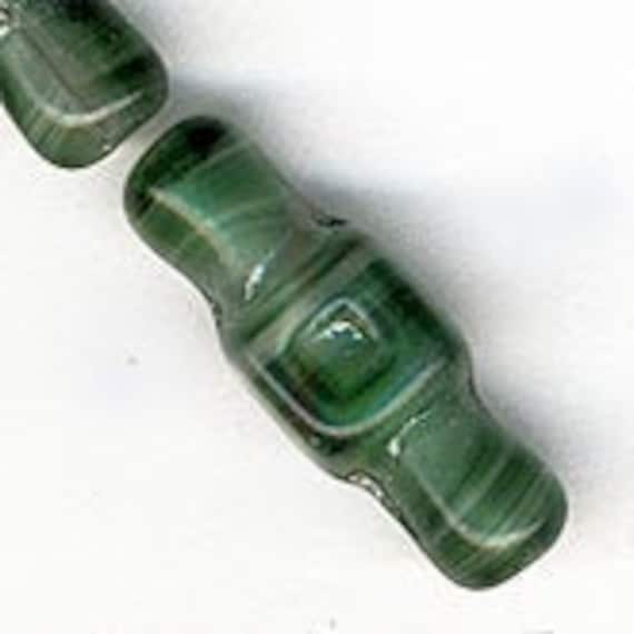 ヴィンテージガラスボトル型ビーズ（2トーングリーン）。20 x 8 mm、4 