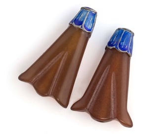 Gesneden waaiervormige rode serpentijn smalle hanger van papyrusblad. 28 x 18 mm.  Verp. 2.. B4-auto 308