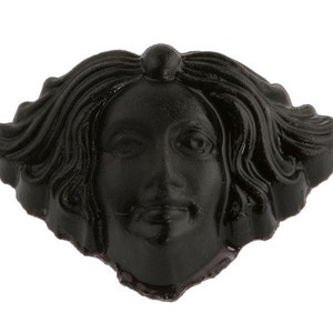 Cabeza de dama Art Nouveau moldeada en vidrio negro mate. 18x11,5 mm. Paquete 1. b5-969