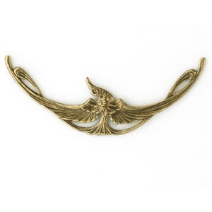 Estampado de estilo Art Nouveau de pájaro en vuelo en latón bañado en oro con acabado antiguo. 70 x 20 mm. Se vende por unidad. b9-2383