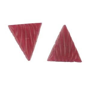 Art Deco ruby triangle. 18x20mm. Pkg of 1. b5-492
