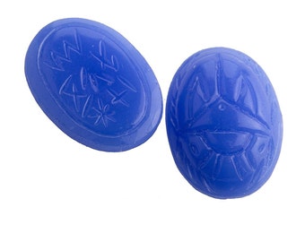 Cabujón de escarabajo de vidrio azul opaco moldeado vintage. 18x13mm. Pkg de 1. B5-0138