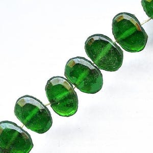 Cuentas planas de cristal esmeralda checo vintage con base laminada, para coser. 7 x 5 mm. Paquete de 24 unidades. b17-120