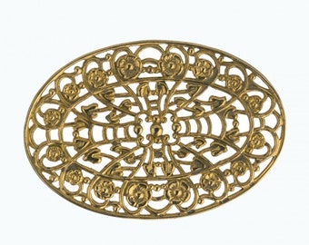 Könnte beinhalten: Ein ovales, goldfarbenes filigranes Metalldesign mit einem floralen Muster.