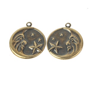 Breloque homme sur la lune et étoiles en laiton massif estampé. 18 mm. 1 paire. b9-2503