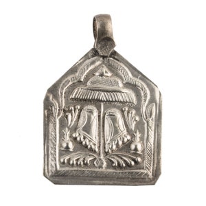 Antique Vintage coin  silver Hindu amulet pendant depicting Vishnu&#39;s footprints. 51x35mm.b18-0615cs