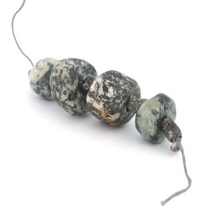 Old Mali granite &quot;gneiss&quot; beads. 1 Str of 9. b4-gra101
