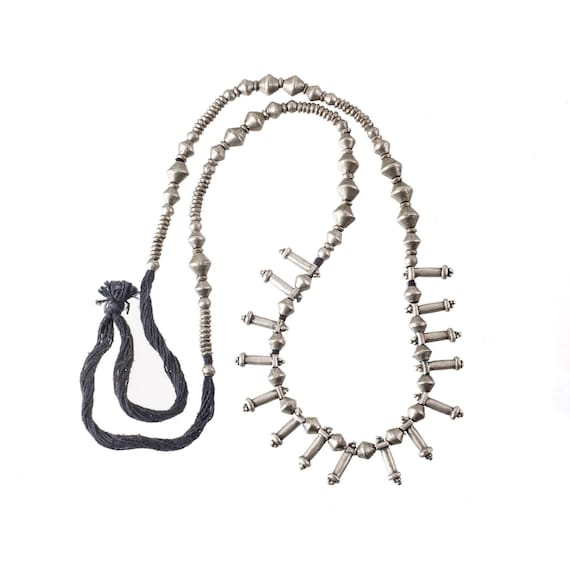 Collier Vintage Perles Et Pendentif Métal Argenté - Style Ethnique, Longueur ~63 Cm !