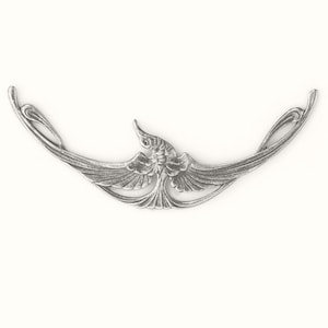 Könnte beinhalten: Ein silberner Vogel aus Metall mit ausgebreiteten Flügeln in einem stilisierten Jugendstil-Design.