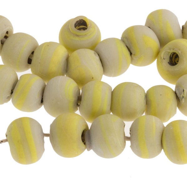 vintage tchécoslovaque Flattened Sandcast Rounds. Blanc et jaune.  10-12mm. Pkg de 8. b11-yo-0767