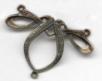 Art Nouveau-stijl hanger van geoxideerd messing. 22 x 30 mm Verp. van 1. b9-0844