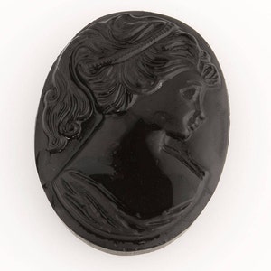 ブラックマットガラスカメオ。25 x 18 mm。1 個入り。b5-478