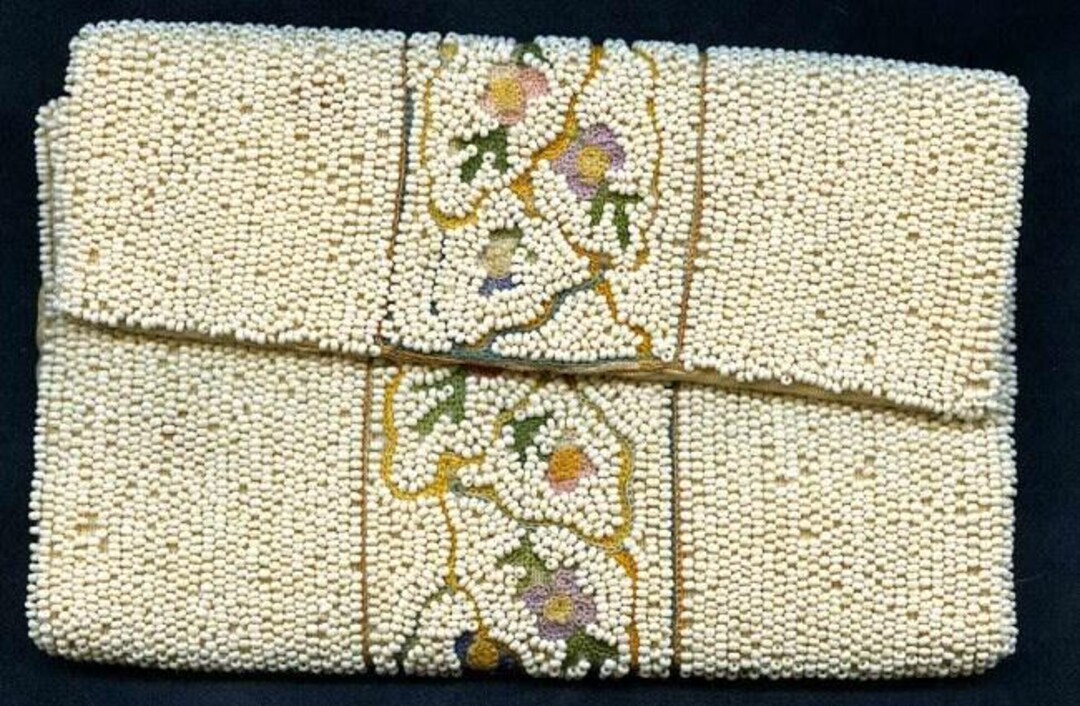 オフホワイトと花柄のビーズと刺繍が施されたイブニングクラッチバッグ