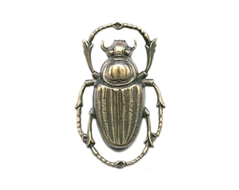 Estampado de escarabajo estilo renacimiento egipcio de latón oxidado. 43x28mm vendidos individualmente. b9-2230