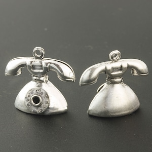 Vintage silver plated old fashioned telephone charms. 20mm Pkg. of 1. b9-0600s