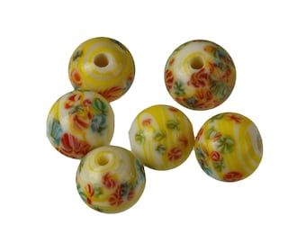 Japanse gele en witte gewervelde millefiore glasrondjes. 8 mm. Verp. van 6. b11-yo-1011