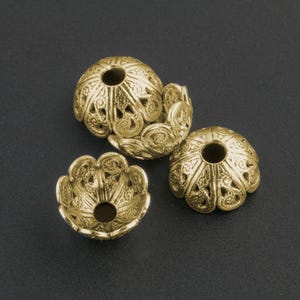 アンティーク仕上げの金メッキ真鍮フィリグリービーズキャップ。アンティーク型から作られています。5 x 10 mm 4 個入り。b9-0495