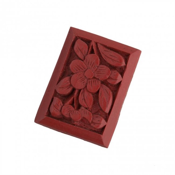 彫刻された赤い辰砂の長方形カボション。18 x 13 mm。1 個入り。b5