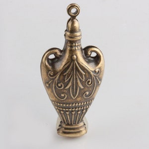 Oxidized hollow brass urn pendant. 45x21x10mm. Sold individually. b9-2216