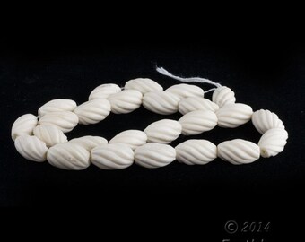 Vintage carved bone swirled fluted oval beads. 20x12mm. India. Strand of 25. b3-bo179