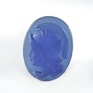 Cabujón camafeo vintage de guerrero con casco, de cristal azul translúcido. Alemania Occidental. 18 x 13 mm. Paquete de 1 unidad. b5-725