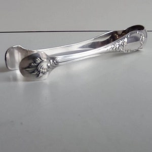 Art Nouveau, Christofle antique silver plated sugar tongs with Marly Louis XVI styling circa 1910s.