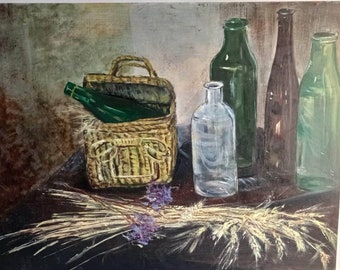 Very Large Français huile vintage sur carton dur nature morte peinture de panier pique-nique avec bouteilles et fleurs coupées, signée.