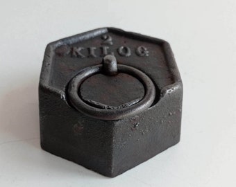 Französische antike 2 Kilo Gusseisenwaage Gewicht, für Ladenbesitzer Waage Anfang der 1900er Jahre.