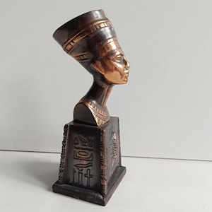 Vintage Egyptian queen Nefertiti bust/sculpture/figurine.