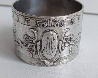 French Art Nouveau Louis XVI relief designed silver plated napkin ring with engraved monogram made by renowned maker Chambly circa 1910s.