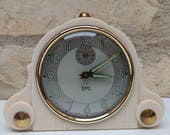French Art Deco SMI alarm clock, in amazing condition, in working order, with Bakelite case and brass adornments, circa 1930s.