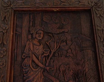 Antique Chinoiserie sculpté à la main panneau de suspension murale de paysage, avec geisha fille et cygnes dans un cadre en bois lourd.