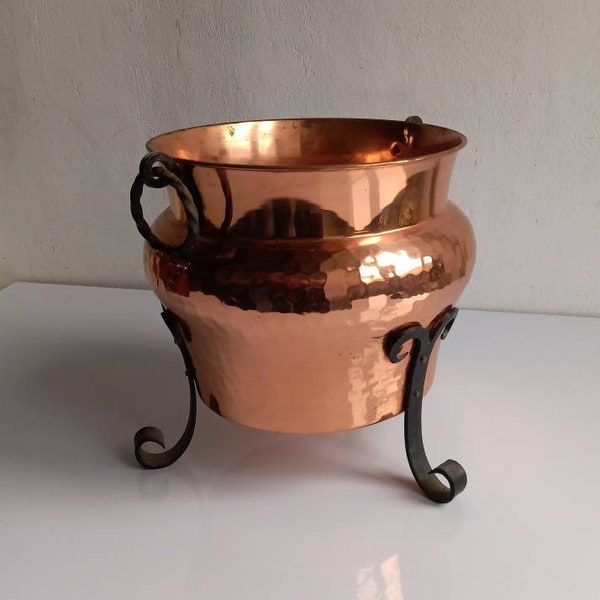 Havard Villedieu French vintage hammered copper planter with twisted wrought handles, stamped on base circa 1970s.